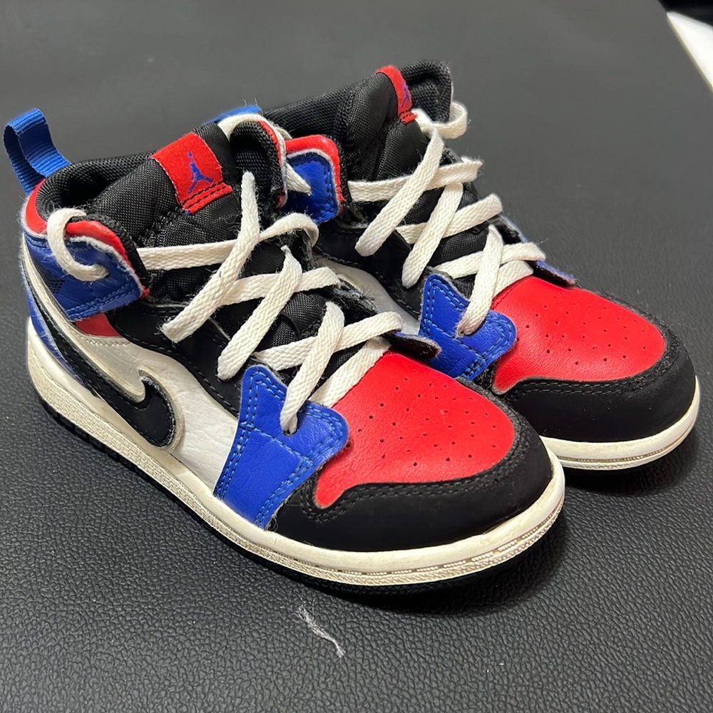 Jordan tennis shoes in good condition